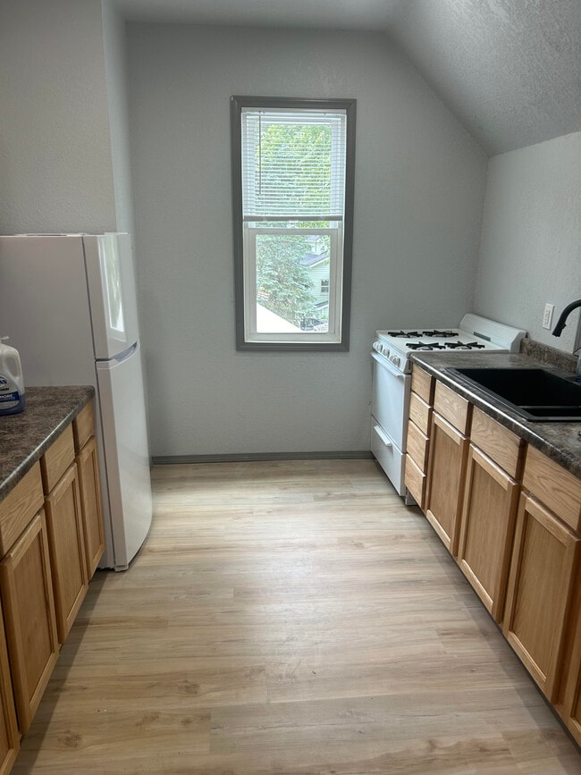 216 N Sheridan St, Unit #1 in Bay City, MI - Foto de edificio - Building Photo
