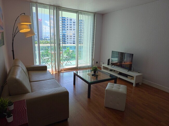 3725 Jimmy Buffett Mem Hwy in Hollywood, FL - Building Photo - Building Photo