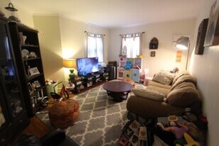 4 Garden Ct, Unit 1 in Cambridge, MA - Building Photo