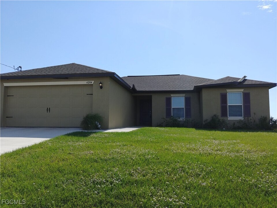 4204 NW 39th St in Cape Coral, FL - Building Photo