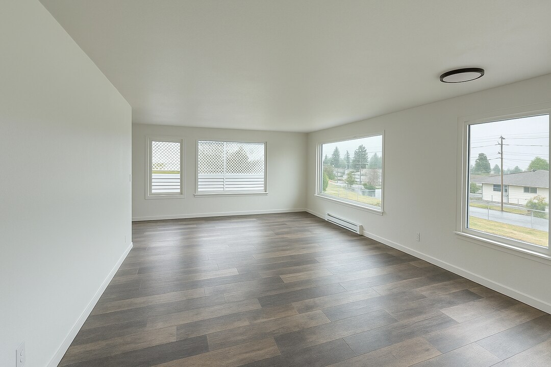 302 W 8th St in Port Angeles, WA - Building Photo