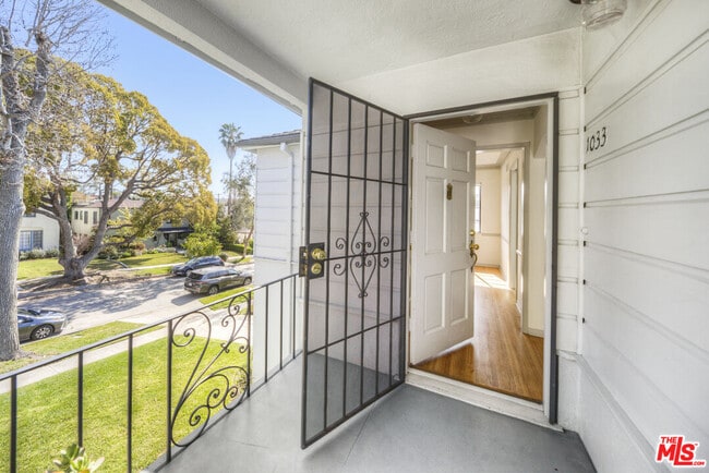 1033 S Tremaine Ave in Los Angeles, CA - Building Photo - Building Photo