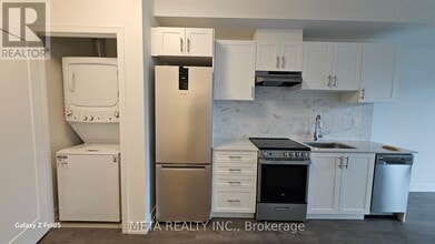 715 Davis Dr in Newmarket, ON - Building Photo - Building Photo