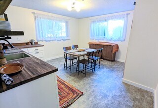 12645 NE Fremont St, Unit Pet friendly and spacious in Portland, OR - Foto de edificio - Building Photo