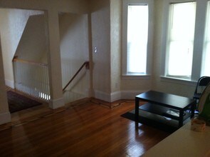 1148 Bennington St, Unit 1 in Boston, MA - Foto de edificio - Building Photo