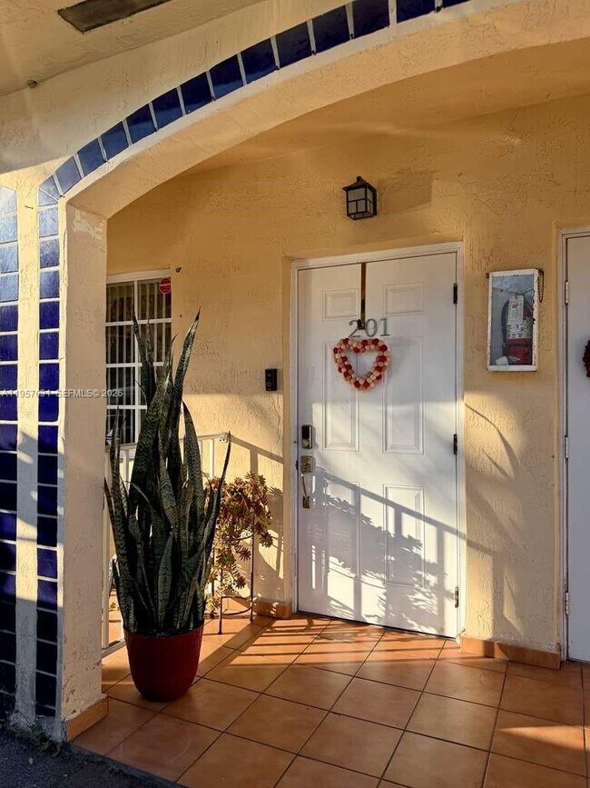 10017 W Okeechobee Rd in Hialeah Gardens, FL - Building Photo - Building Photo