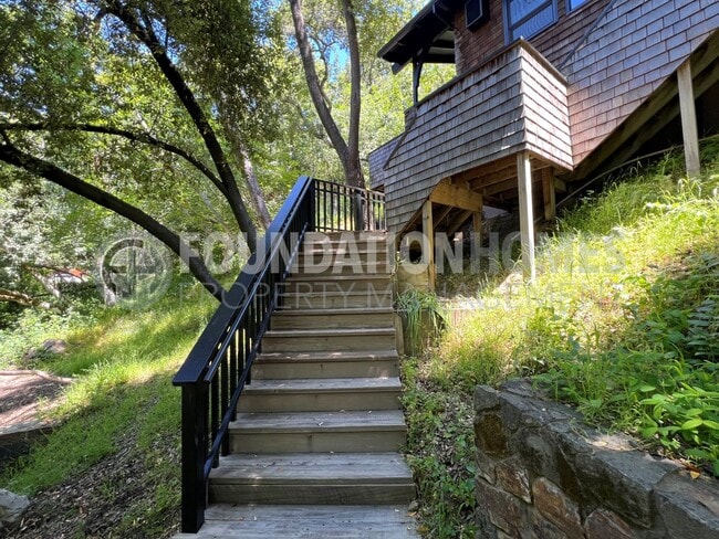 10 Canyon Rd in Ross, CA - Building Photo - Building Photo