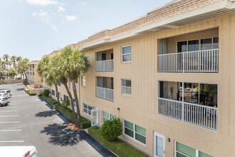 Gulf Belleair Beach Condominiums in Belleair Beach, FL - Foto de edificio - Building Photo