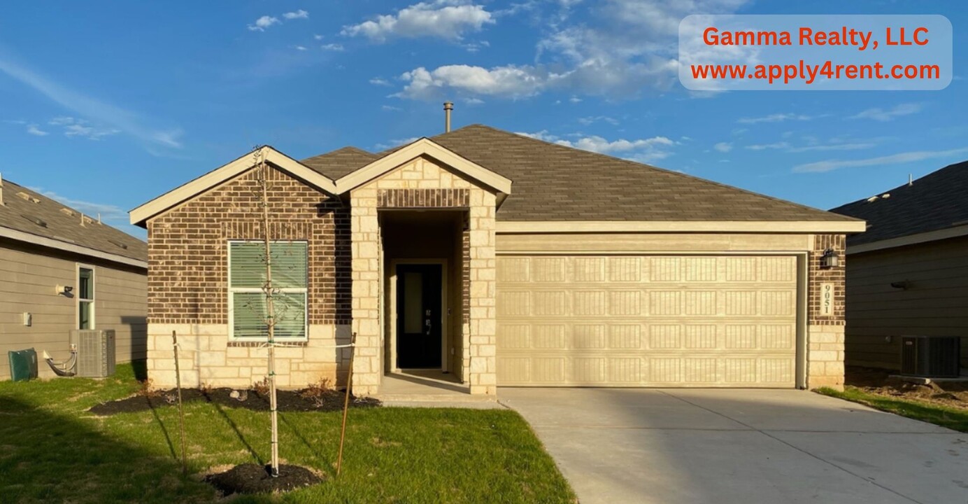 9051 Rancher Trl in Seguin, TX - Foto de edificio