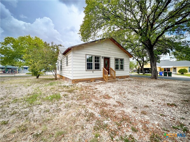 601 Mitchell Ave in Seguin, TX - Building Photo - Building Photo