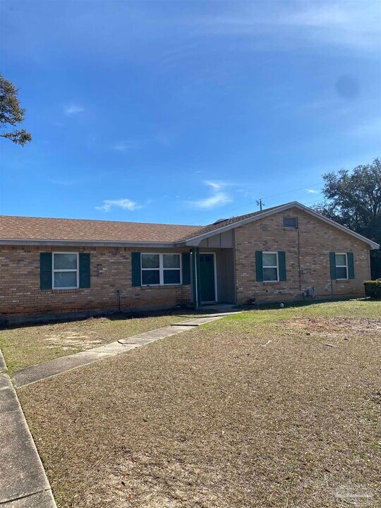 6300 Schwab Dr in Pensacola, FL - Building Photo