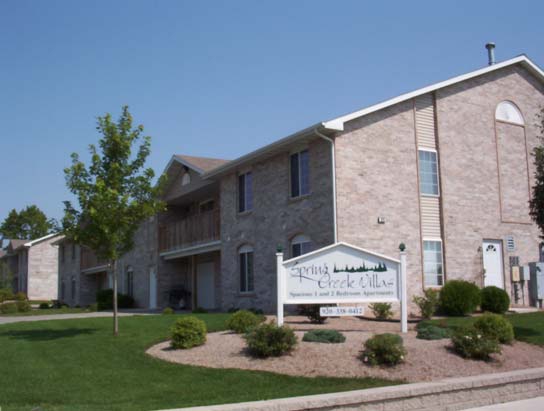 Spring Creek Villas in Brillion, WI - Foto de edificio