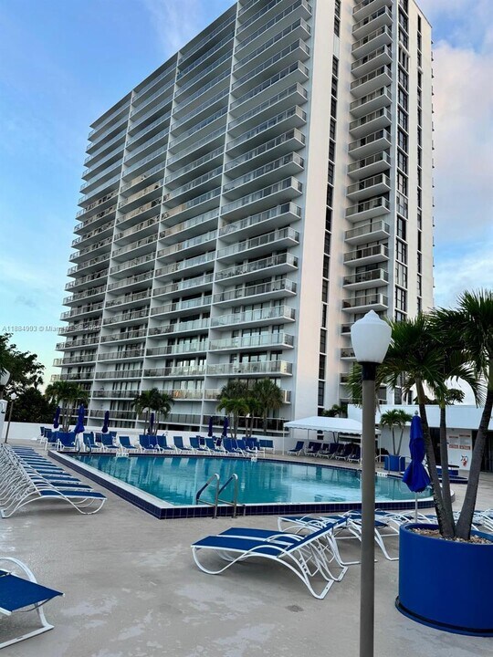 3701 N Country Club Dr, Unit 908 in Aventura, FL - Foto de edificio