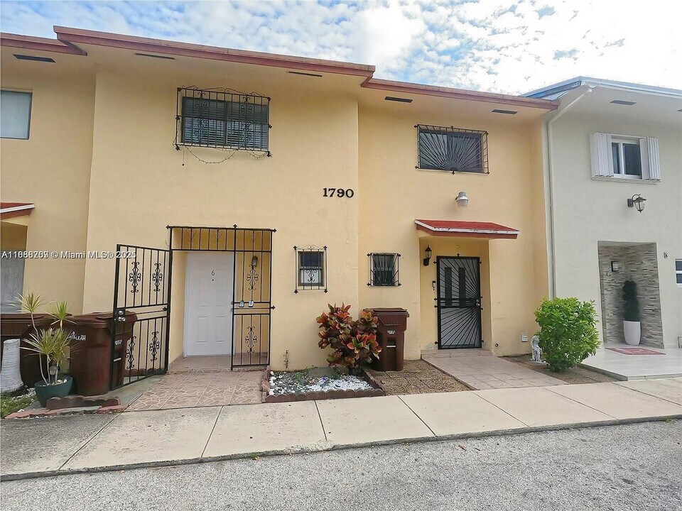 1790 W 58th St in Hialeah, FL - Building Photo