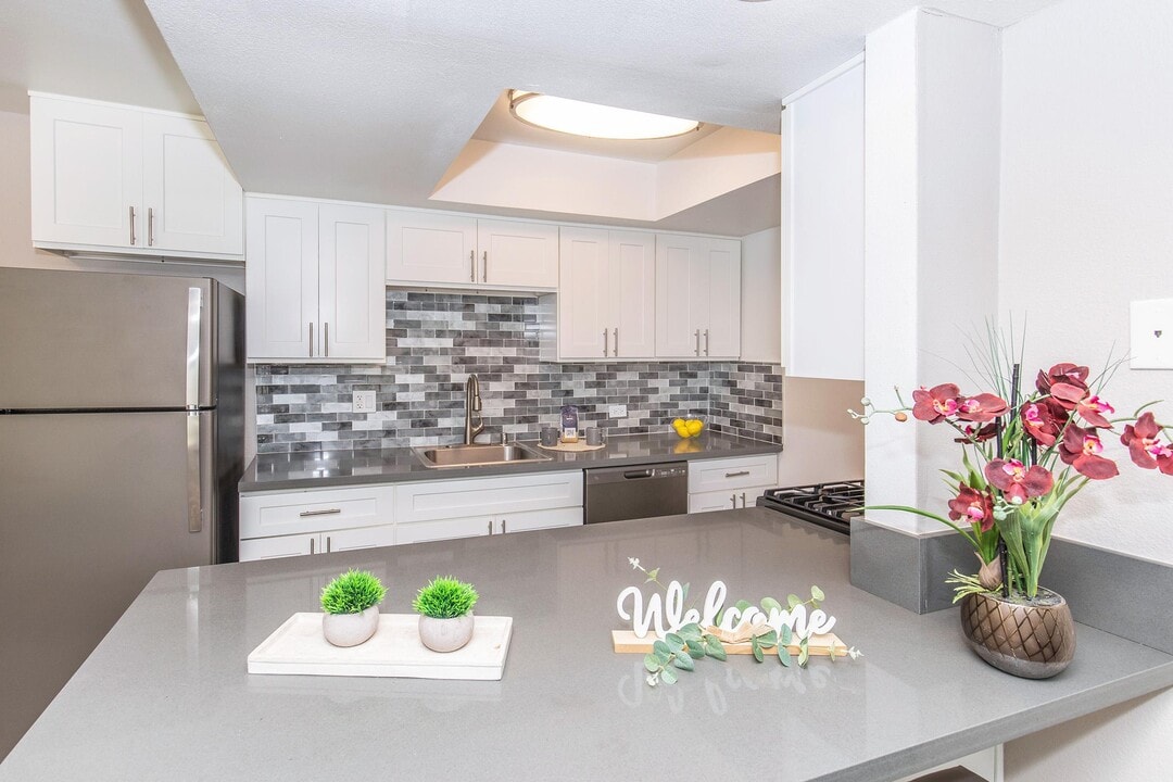 Enclave at Town Square in Chino, CA - Foto de edificio