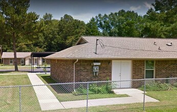 101 S Bogle Rd in Logansport, LA - Foto de edificio - Building Photo