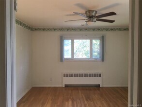 318 Southwood Cir in Syosset, NY - Building Photo - Building Photo
