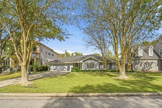 4600 Huisache St in Bellaire, TX - Building Photo - Building Photo