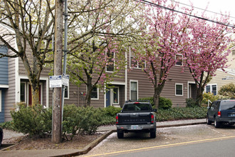 Upshur House in Portland, OR - Building Photo - Building Photo