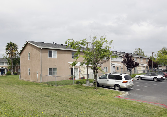 Crossroad Gardens in Sacramento, CA - Building Photo - Building Photo