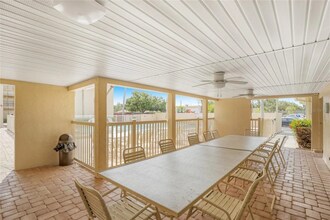 2763 Woodgate Ln in Sarasota, FL - Foto de edificio - Building Photo
