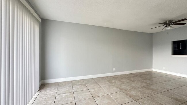 8020 Fairview Dr, Unit 108 in Tamarac, FL - Building Photo - Building Photo