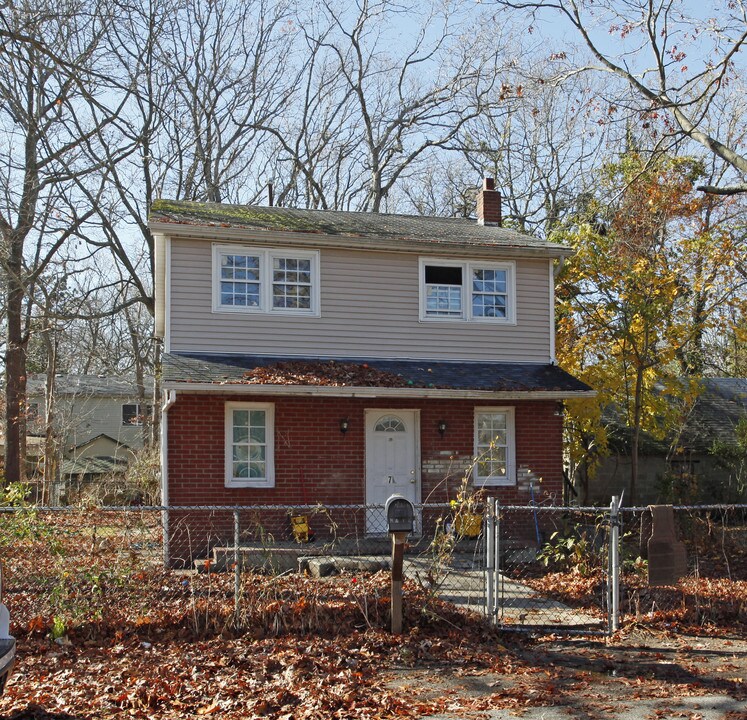172 Longfellow Dr in Mastic Beach, NY - Building Photo