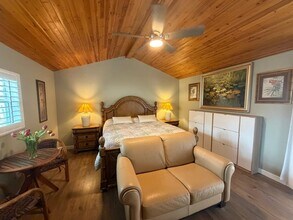 190 Sand Pine Rd in Indialantic, FL - Foto de edificio - Building Photo