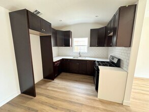 1027 W 58th St in Los Angeles, CA - Building Photo - Building Photo
