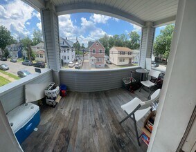 28 Rossiter Ave, Unit Rossiter Home 2nd floor in Paterson, NJ - Foto de edificio - Building Photo