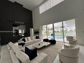10242 NW 75th Terrace in Doral, FL - Building Photo - Building Photo