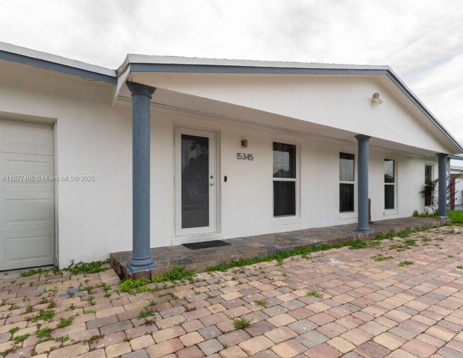 15345 SW 104th Ave in Miami, FL - Building Photo
