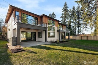 9206 NE 24th St in Clyde Hill, WA - Foto de edificio - Building Photo