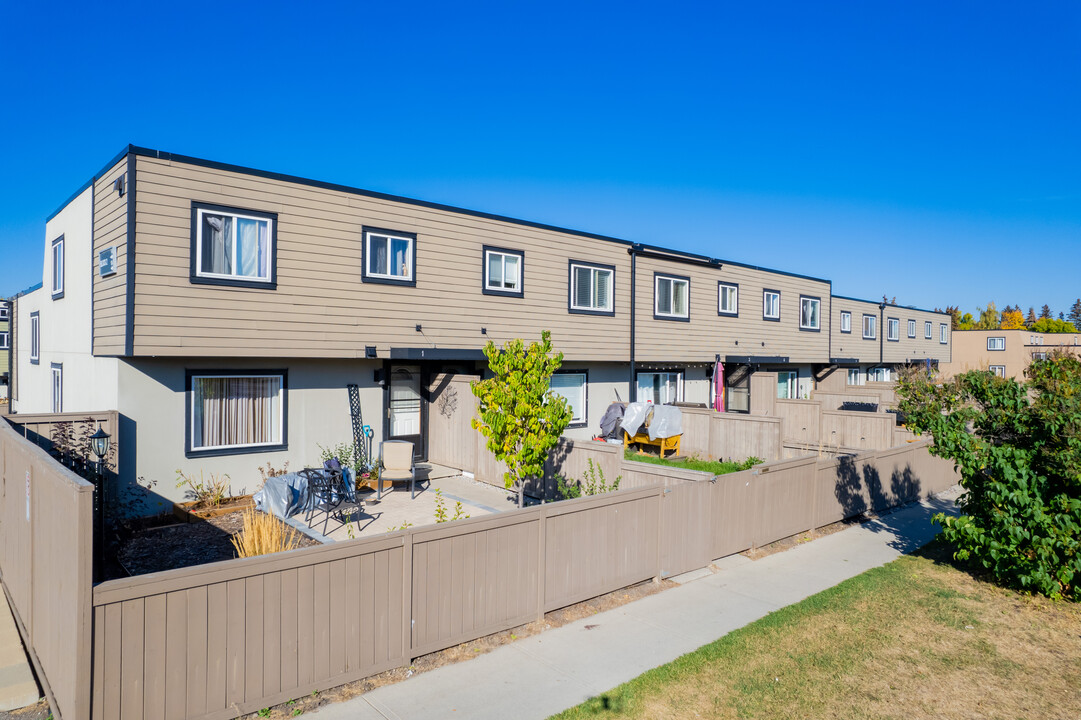 Regent Gardens in Calgary, AB - Building Photo