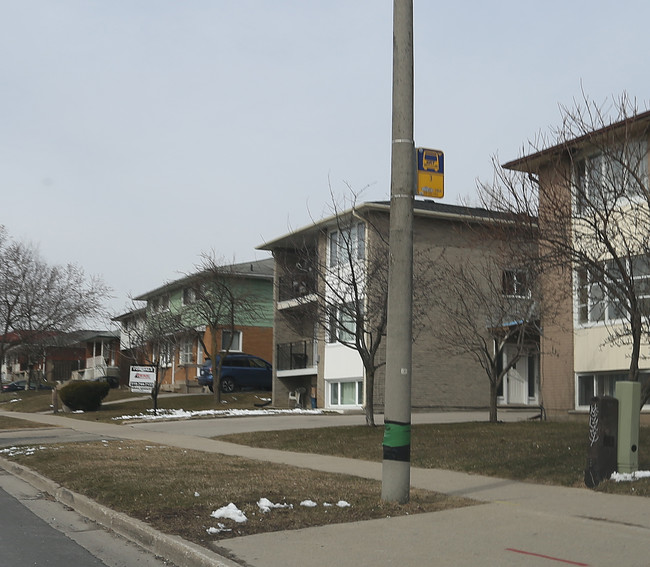 118 Chandler Dr in Kitchener, ON - Building Photo - Building Photo