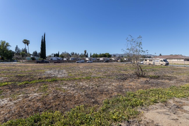 Bermuda Apartments in Mission Hills, CA - Building Photo - Building Photo