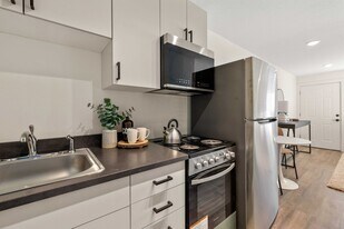 The View On Hickman in Urbandale, IA - Building Photo