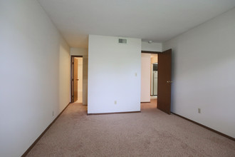 Monroe Gardens in Springfield, IL - Building Photo - Interior Photo