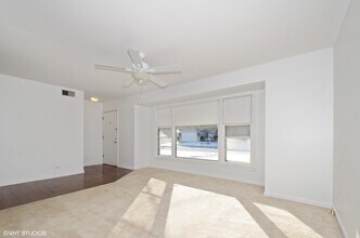8122 W Winnemac Ave in Norridge, IL - Foto de edificio - Building Photo