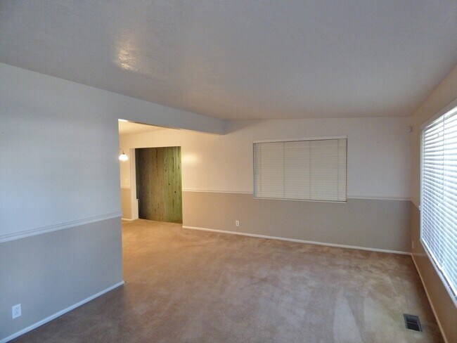 335 W La Salle Dr in Midvale, UT - Building Photo - Building Photo