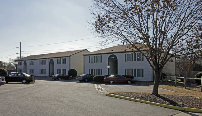 Green Meadows Apartments in Virginia Beach, VA - Building Photo - Building Photo