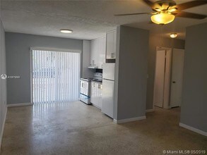 1043 NW 5th St-Unit -1 in Miami, FL - Foto de edificio - Building Photo