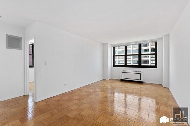 200 E 72nd St in New York, NY - Building Photo - Building Photo