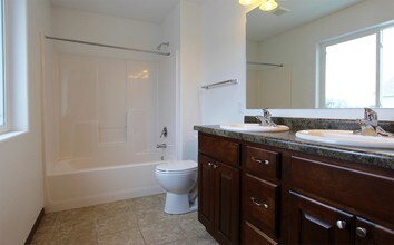 3322 8th St W-Unit -B in West Fargo, ND - Building Photo - Building Photo