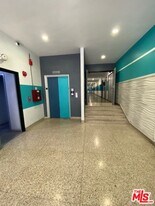 7045 Hawthorn Ave in Los Angeles, CA - Building Photo