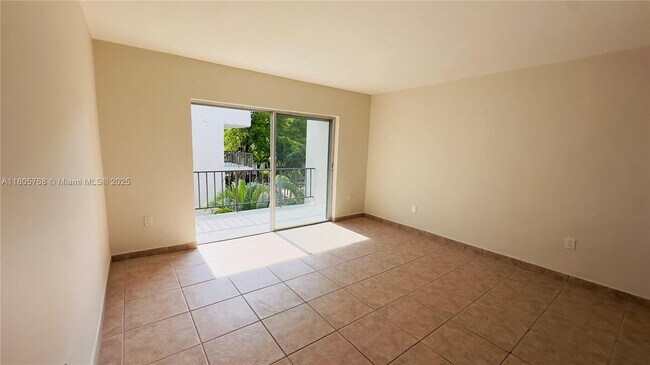 6900 N Kendall Dr in Pinecrest, FL - Building Photo - Building Photo