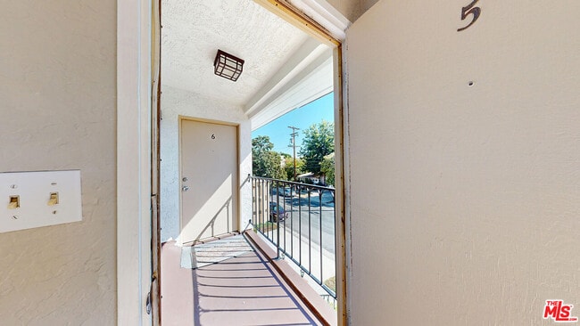 14007 Milbank St in Los Angeles, CA - Building Photo - Building Photo