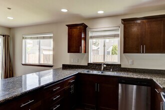 2555 SW Navigator Loop in Oak Harbor, WA - Building Photo - Building Photo