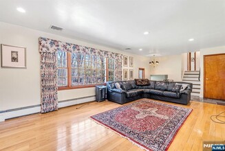 16 Barnfield Ct in Upper Saddle River, NJ - Building Photo - Building Photo