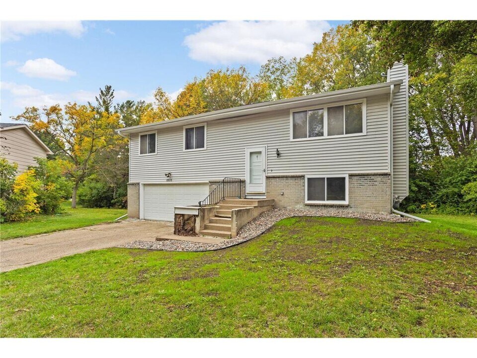 8616 Windward Cir in Eden Prairie, MN - Building Photo